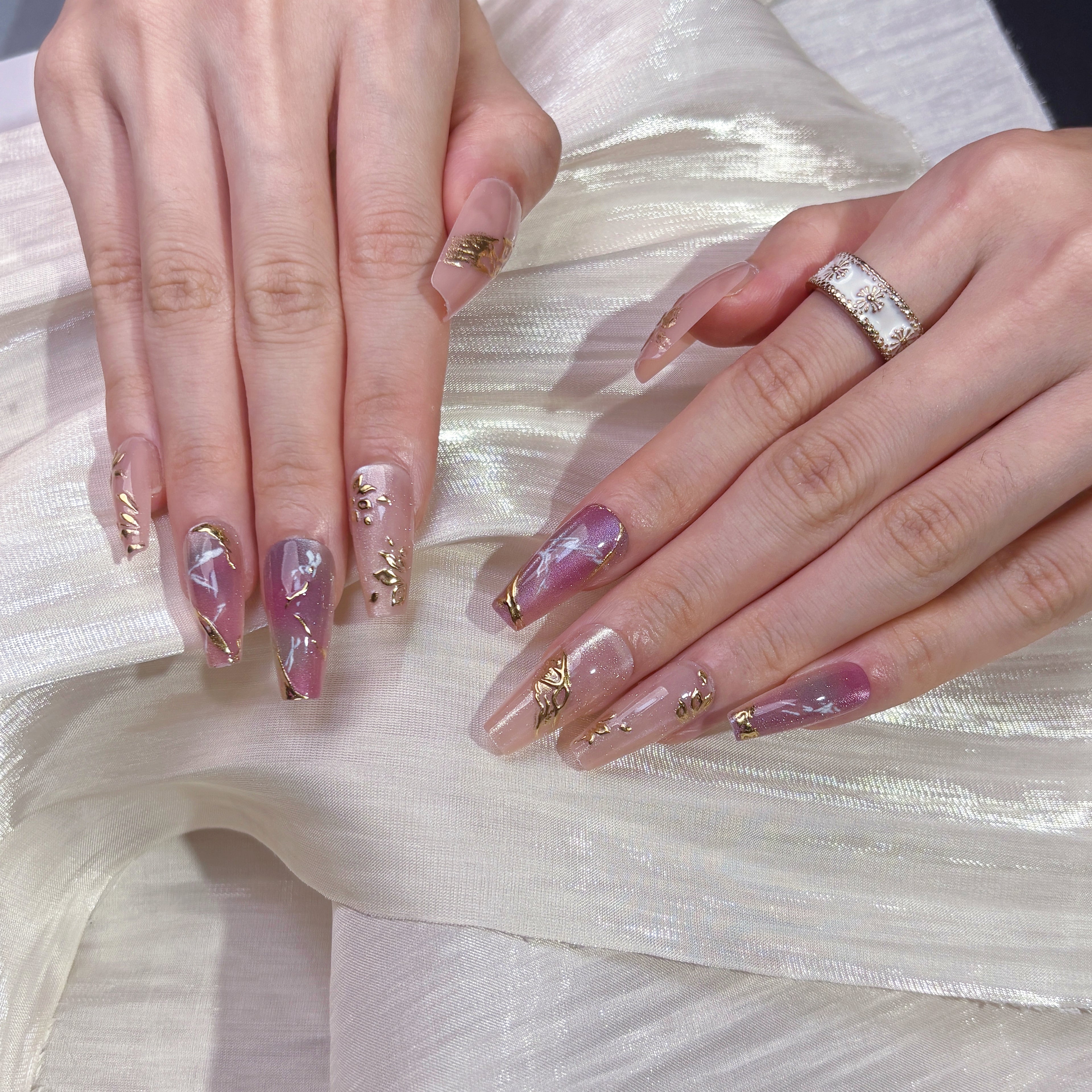 FASNAILS J02 Uñas Postizas Reutilizables Elegantes con Efecto Mármol Púrpura y Detalles de Pan de Oro Dorado, Kit de Uñas Press On de Ataúd Largo para una Manicura Rápida de Salón en Minutos, Incluye 24 Piezas en 3 Tamaños Diferentes para Mujeres, Modelo