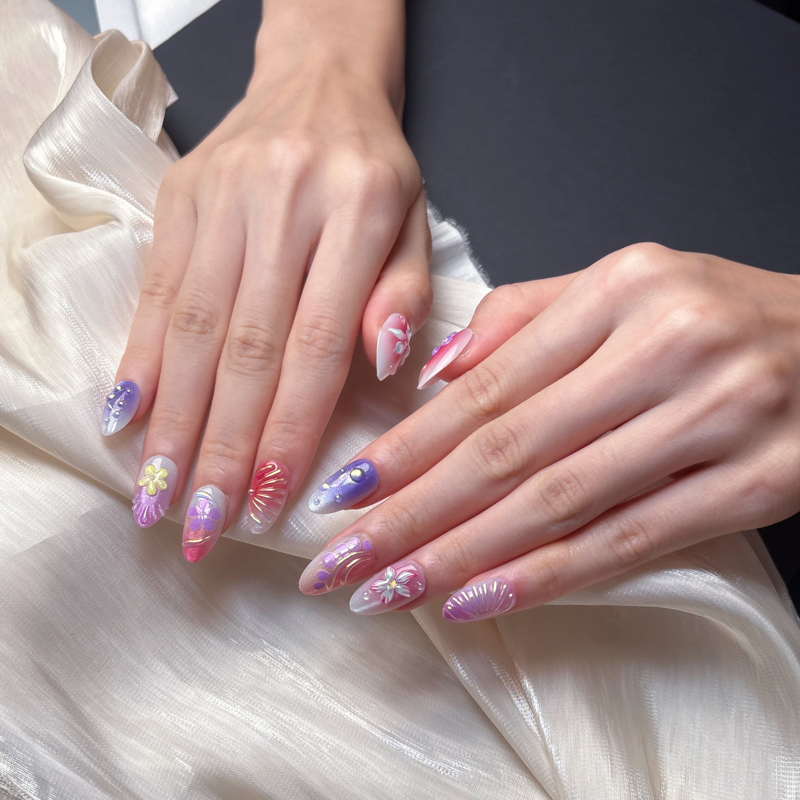 FASNAILS J13 Uñas Postizas Reutilizables de ABS Premium en Degradado de Ensueño con Detalles Florales 3D Exclusivos, Manicura de Salón Instantánea, 24 Piezas en 3 Tallas para un Ajuste Perfecto