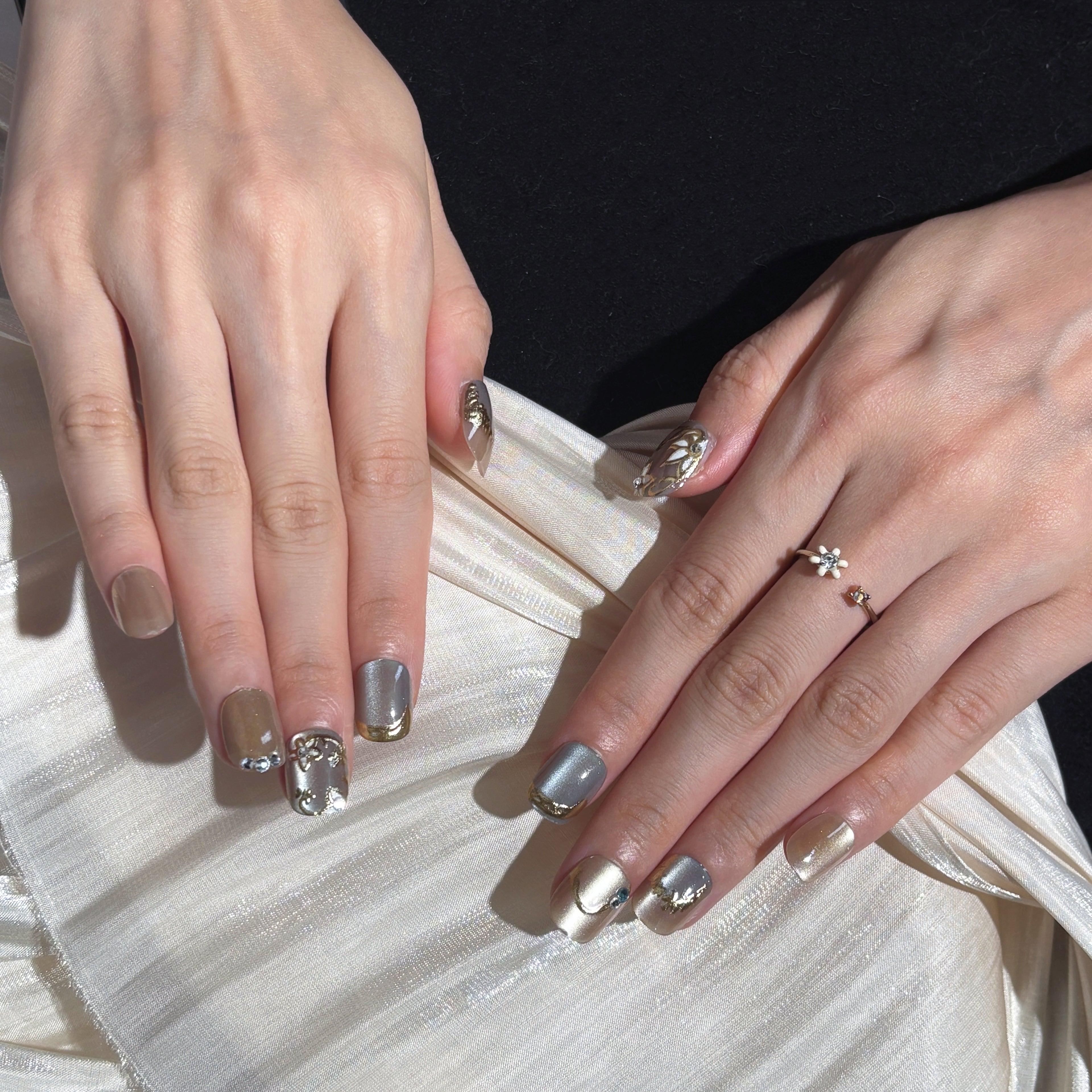 FASNAILS J09 Uñas Postizas Reutilizables Cortas Cuadradas con Efecto Ojo de Gato Champagne y Gris, Uñas Press On con Relieves Dorados Elegantes y Pedrería Brillante, Kit de Manicura Rápida de Lujo, Incluye 24 Piezas