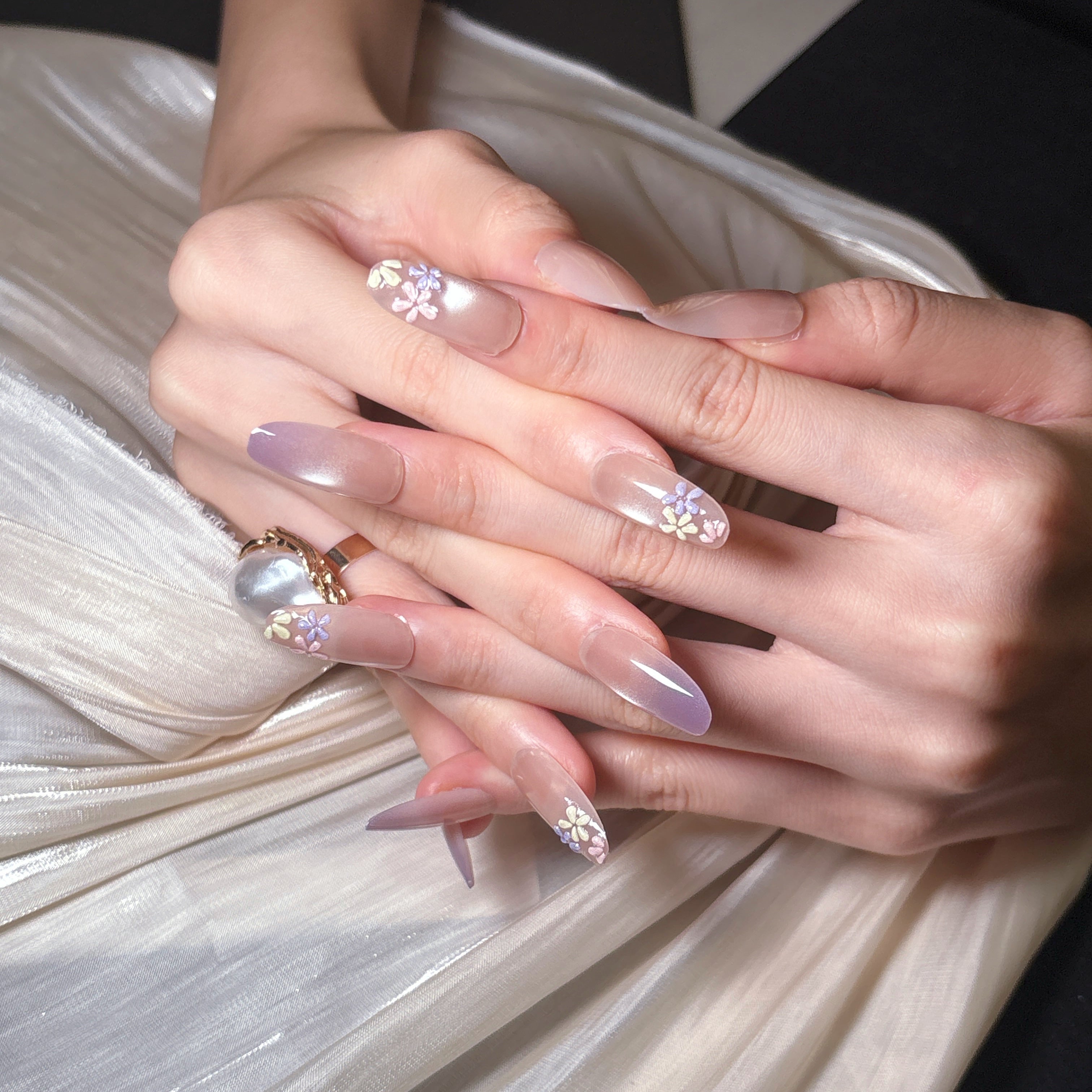 FASNAILS J03 Uñas Postizas Reutilizables de Cobertura Completa en Gradiente Lavanda Transparente con Delicadas Flores Multicolores en 3D, Uñas Press-On de Punta Ovalada Larga para una Manicura Rápida de Salón en Minutos, Incluye 24 Piezas