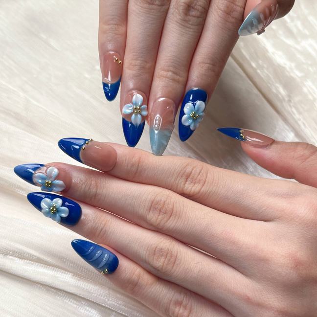 FASNAILS F71 Uñas Postizas Press On Artesanales con Flores 3D Uñas Almendradas Largas Diseños Elegantes de Relieve y Gotas de Agua Manicura Francesa Azul Degradado Reutilizables Estilo Coquette Kit con Tabs adhesivos para uñas