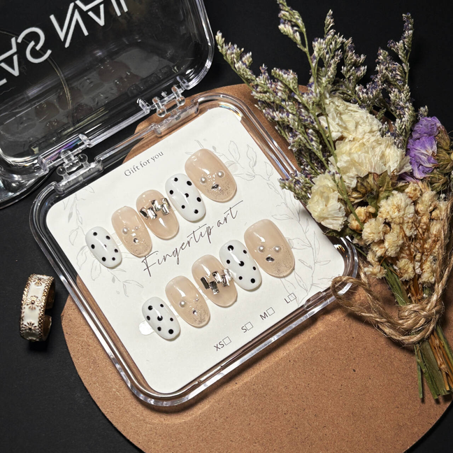 FASNAILS F49 Uñas Postizas Press On Artesanales con Cristales Y Perlas Uñas Cuadradas Cortas Nude Diseños Retro de Lunares Blanco y Negro Elegantes Uñas Falsas de Gel Estilo Coquette Kit con Tabs adhesivos para uñas