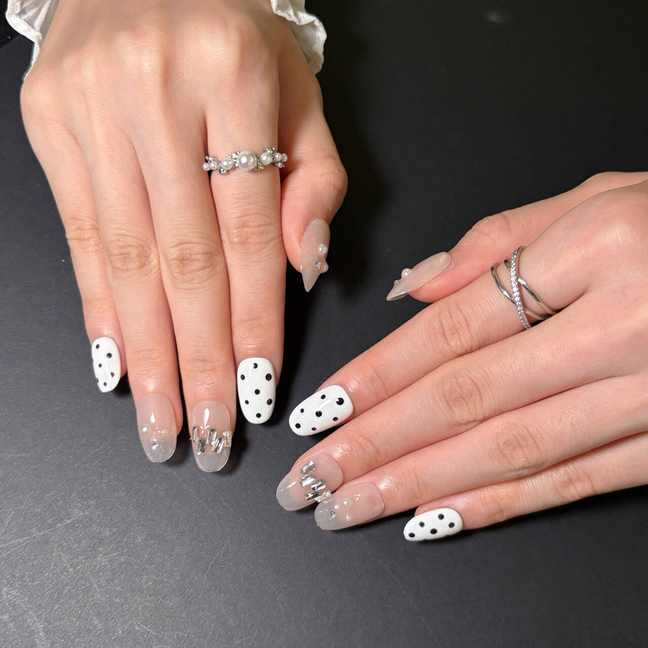 FASNAILS F49 Uñas Postizas Press On Artesanales con Cristales Y Perlas Uñas Cuadradas Cortas Nude Diseños Retro de Lunares Blanco y Negro Elegantes Uñas Falsas de Gel Estilo Coquette Kit con Tabs adhesivos para uñas