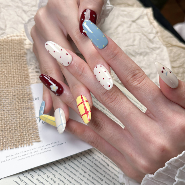 FASNAILS F46 Uñas Postizas Press On Artesanales con Flores 3D Uñas Almendradas Diseños Asimétricos de Cuadros Retro Cerezas y Lunares Coloridos Estilo Coquette Elegantes Uñas Falsas de Gel Kit con Tabs adhesivos para uñas