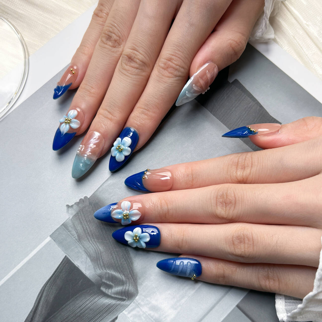 FASNAILS F71 Uñas Postizas Press On Artesanales con Flores 3D Uñas Almendradas Largas Diseños Elegantes de Relieve y Gotas de Agua Manicura Francesa Azul Degradado Reutilizables Estilo Coquette Kit con Tabs adhesivos para uñas
