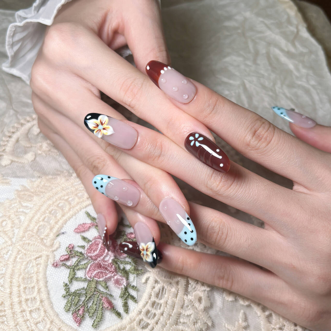 FASNAILS F59 Uñas Postizas Press On Artesanales con Flores y Relieve 3D Uñas Almendradas Largas Manicura Francesa Azul con Lunares Diseños Retro Elegantes Uñas Falsas de Gel Estilo Coquette Kit con Tabs adhesivos para uñas