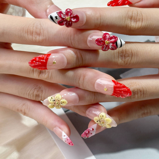 FASNAILS F34 Uñas Postizas Press On Artesanales con Flores 3D y Relieve Uñas Almendradas Stiletto Diseños de Flores Rojas y Amarillas Acabado de Lujo Elegantes Uñas Falsas Reutilizables de Gel Regalo para Mujeres Kit con Tabs adhesivos para uñas