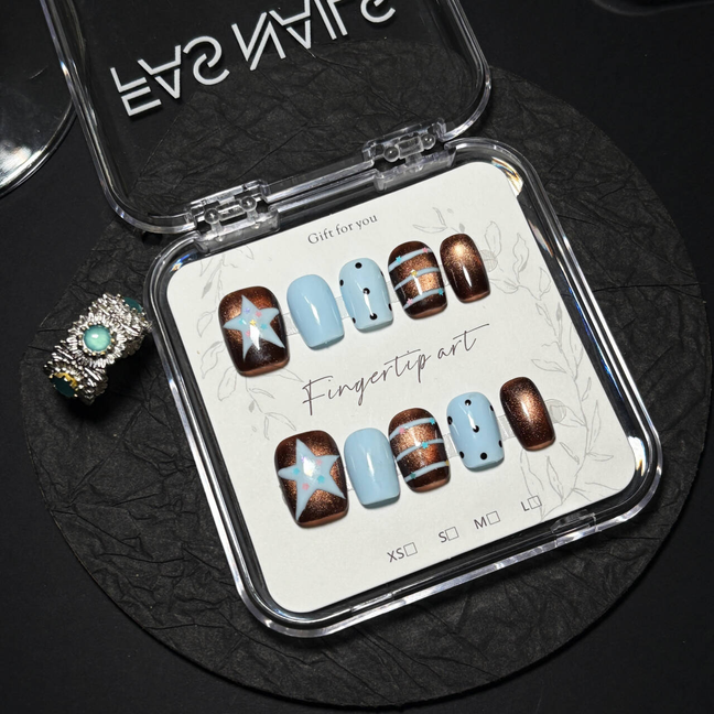 FASNAILS F53 Uñas Postizas Press On Artesanales Ojo de Gato Uñas Cuadradas Cortas Marrón y Azul Pastel Diseños de Estrellas Y2K y Lunares Elegantes Uñas Falsas de Gel Grunge para Mujeres Kit con Tabs adhesivos para uñas