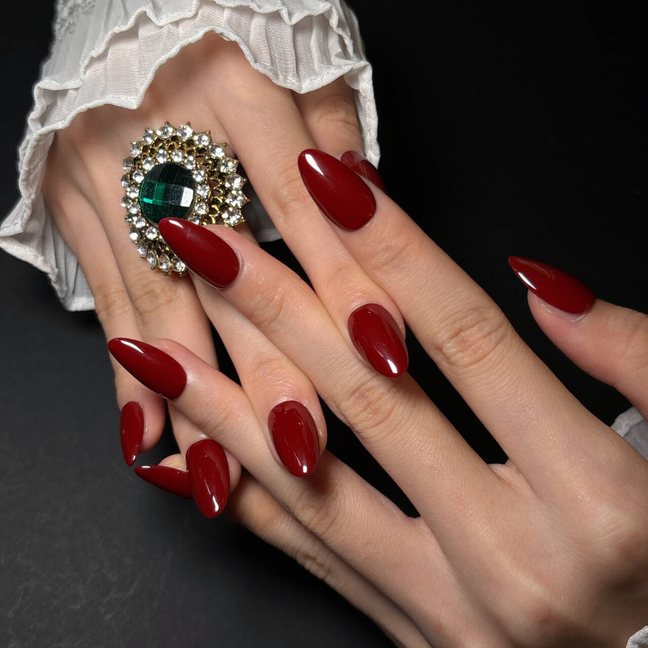 FASNAILS F51 Uñas Postizas Press On Rojas Uñas Almendradas Stiletto Largas Color Vino Burdeos Efecto Piel Blanca Clásicas y Elegantes Estilo Old Money Clean Girl Regalo para Mujeres Manicura de Gel Reutilizables con Tabs adhesivos para uñas
