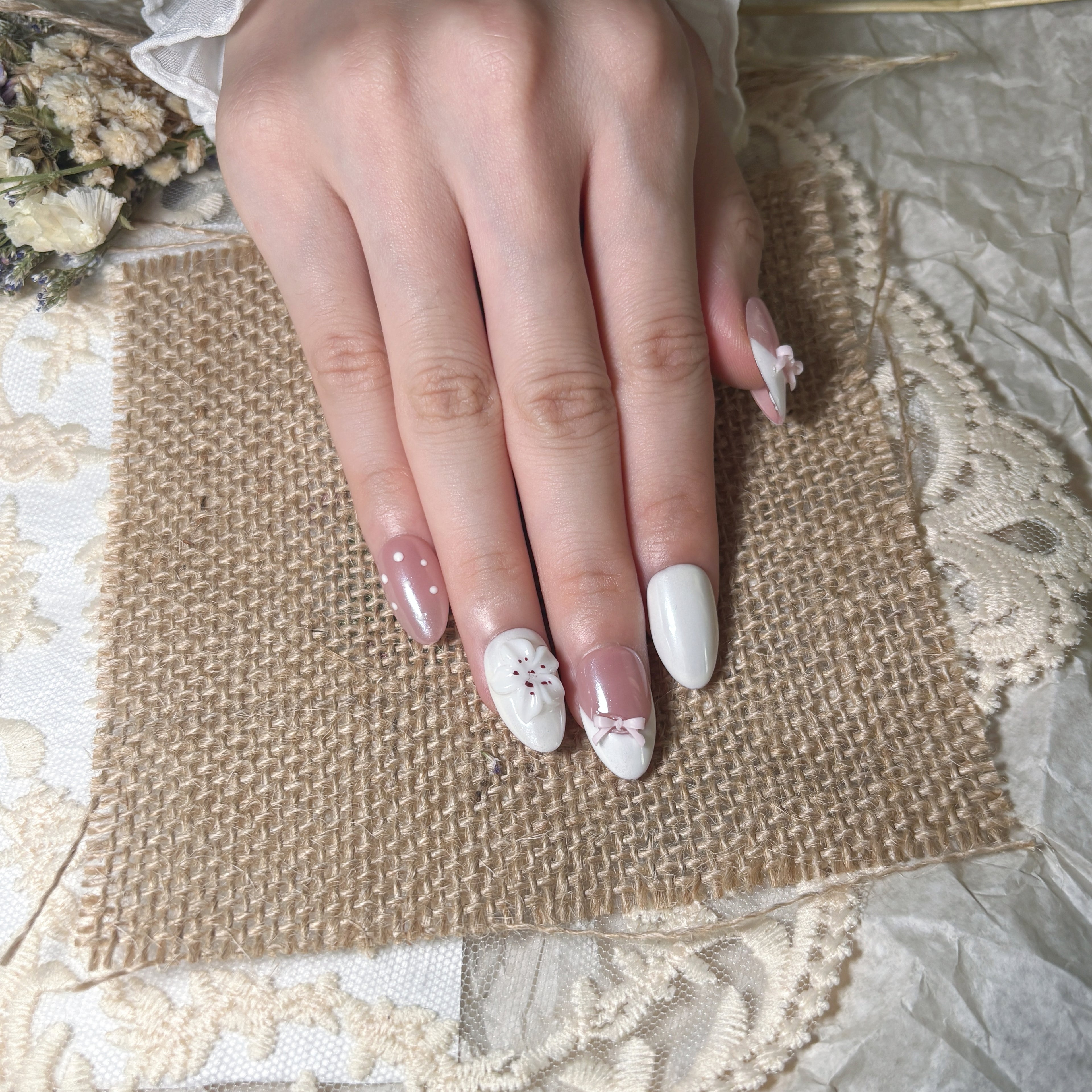 FASNAILS F67 Uñas Postizas Press On Artesanales con Flores 3D Uñas Almendradas Diseños de Moños Rosa y Lunares Manicura Francesa Blanco Aurora Elegantes Uñas Falsas de Gel Estilo Coquette Kit con Tabs adhesivos para uñas