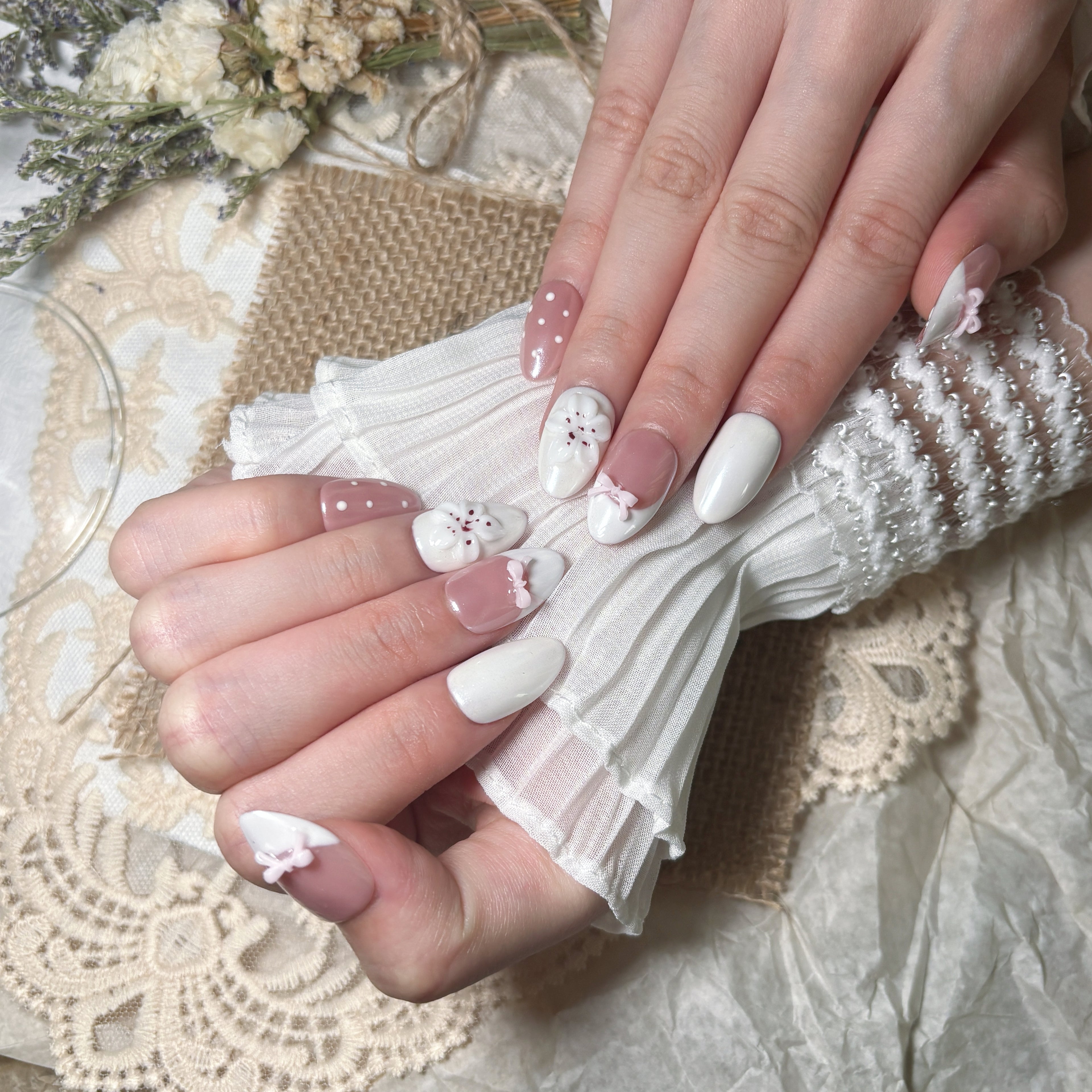 FASNAILS F67 Uñas Postizas Press On Artesanales con Flores 3D Uñas Almendradas Diseños de Moños Rosa y Lunares Manicura Francesa Blanco Aurora Elegantes Uñas Falsas de Gel Estilo Coquette Kit con Tabs adhesivos para uñas