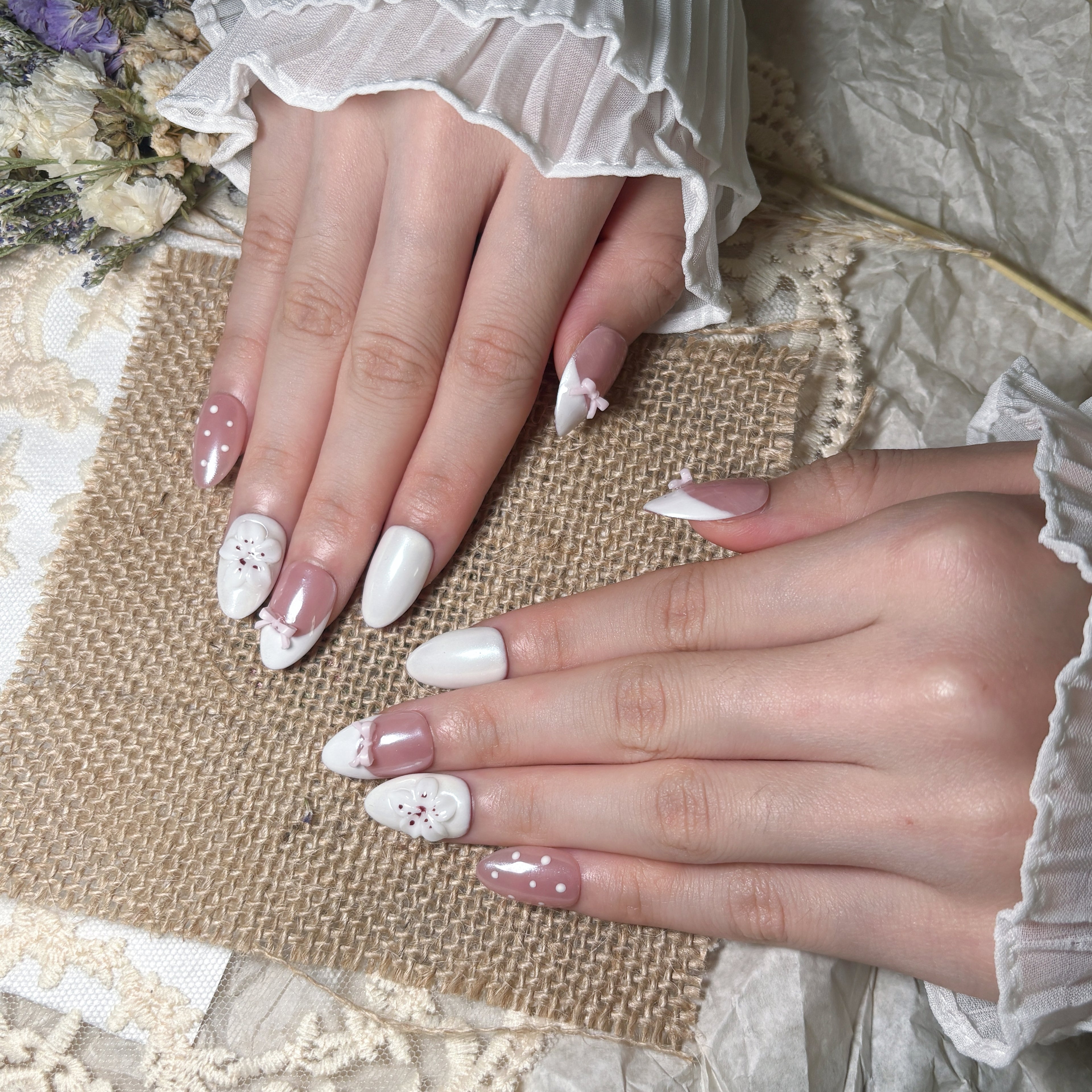 FASNAILS F67 Uñas Postizas Press On Artesanales con Flores 3D Uñas Almendradas Diseños de Moños Rosa y Lunares Manicura Francesa Blanco Aurora Elegantes Uñas Falsas de Gel Estilo Coquette Kit con Tabs adhesivos para uñas