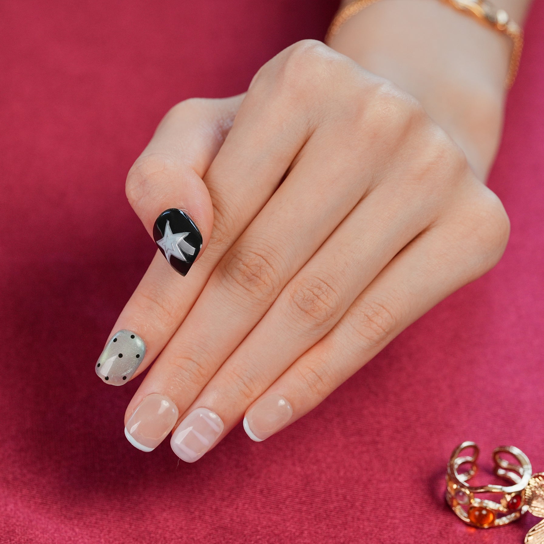 Fasnails Uñas Postizas Press On de Estrellas y Cuadros Uñas Cuadradas Cortas Negro y Rojo Diseños Asimétricos de Gato Estilo Y2K Indie Elegantes Uñas Falsas Reutilizables de Gel para Mujeres Kit con Pegamento
