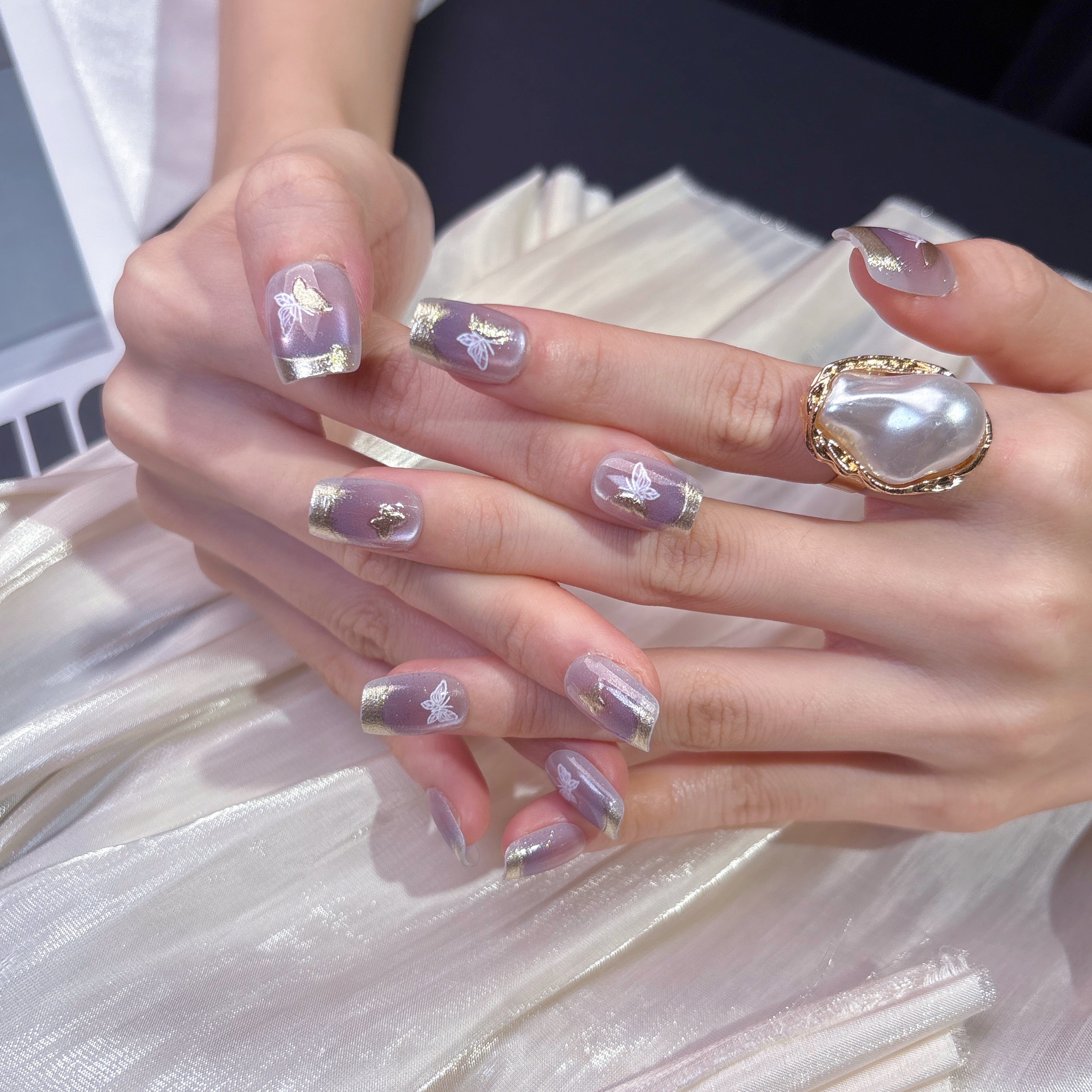 FASNAILS J11 Uñas Postizas Reutilizables Cortas Cuadradas con Ojo de Gato Morado Lila, Uñas Press On Francesas con Borde Dorado Espejo y Diseños de Mariposas Elegantes, Kit de Manicura Rápida de Hada Aesthetic, Incluye 24 Piezas