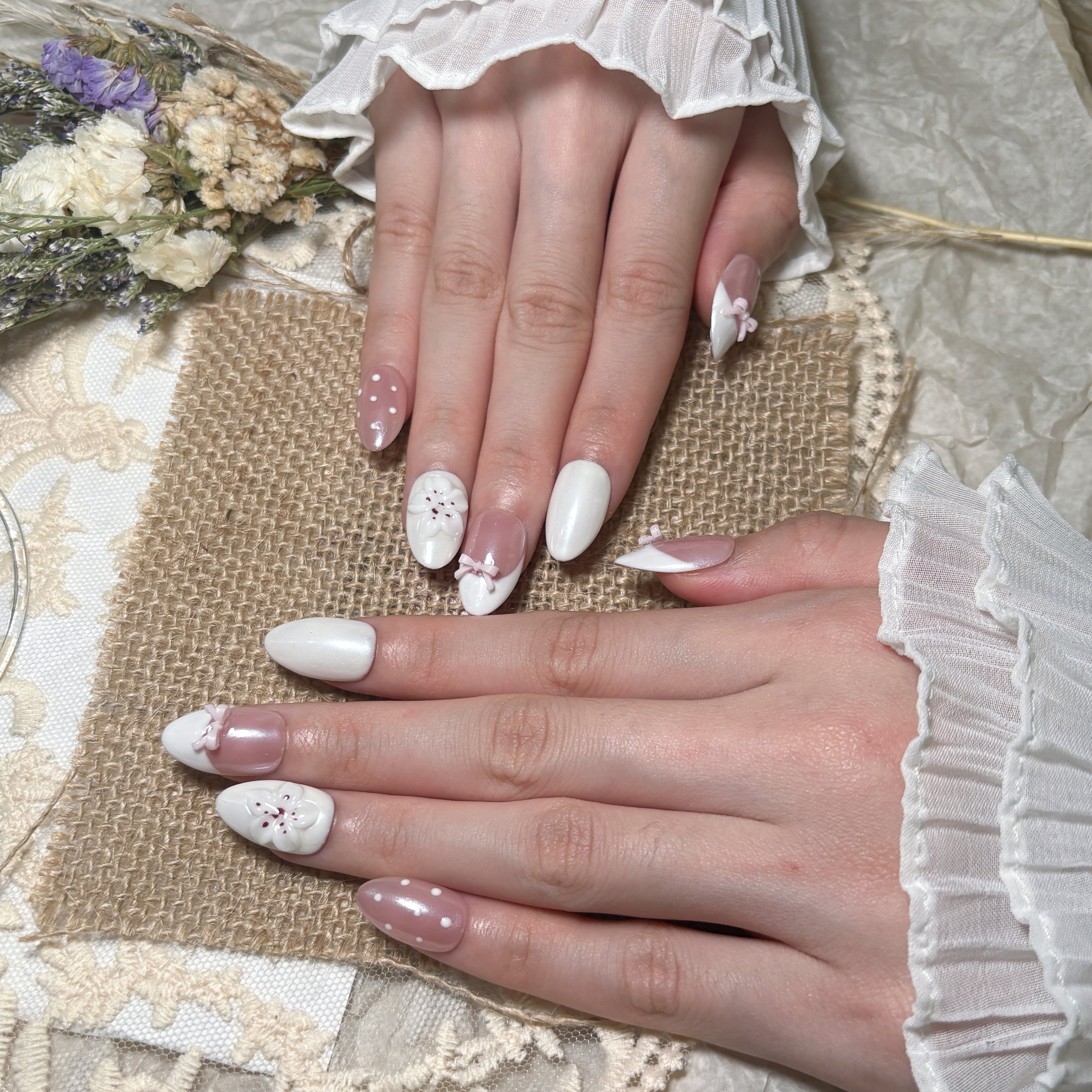 FASNAILS F67 Uñas Postizas Press On Artesanales con Flores 3D Uñas Almendradas Diseños de Moños Rosa y Lunares Manicura Francesa Blanco Aurora Elegantes Uñas Falsas de Gel Estilo Coquette Kit con Tabs adhesivos para uñas