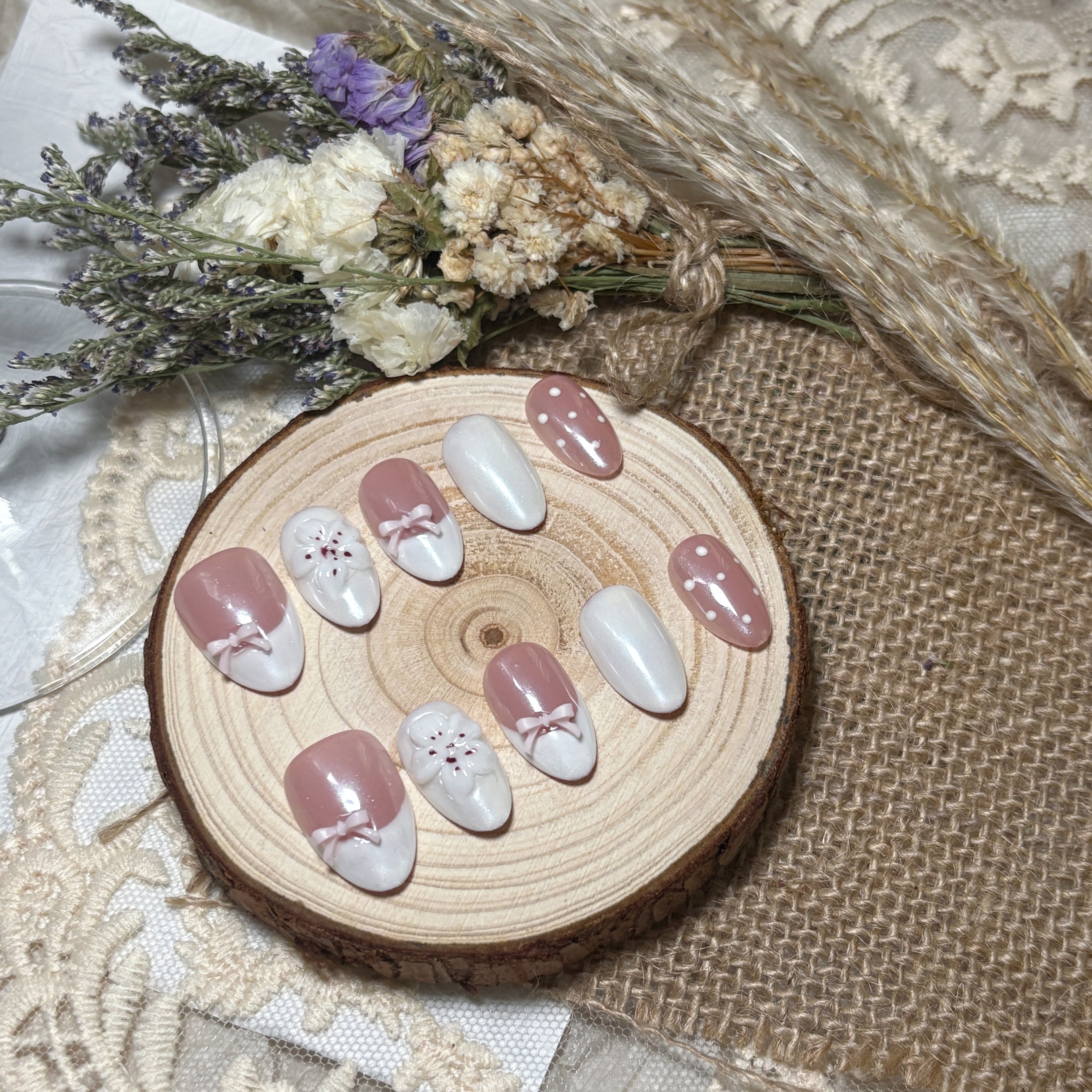 FASNAILS F67 Uñas Postizas Press On Artesanales con Flores 3D Uñas Almendradas Diseños de Moños Rosa y Lunares Manicura Francesa Blanco Aurora Elegantes Uñas Falsas de Gel Estilo Coquette Kit con Tabs adhesivos para uñas