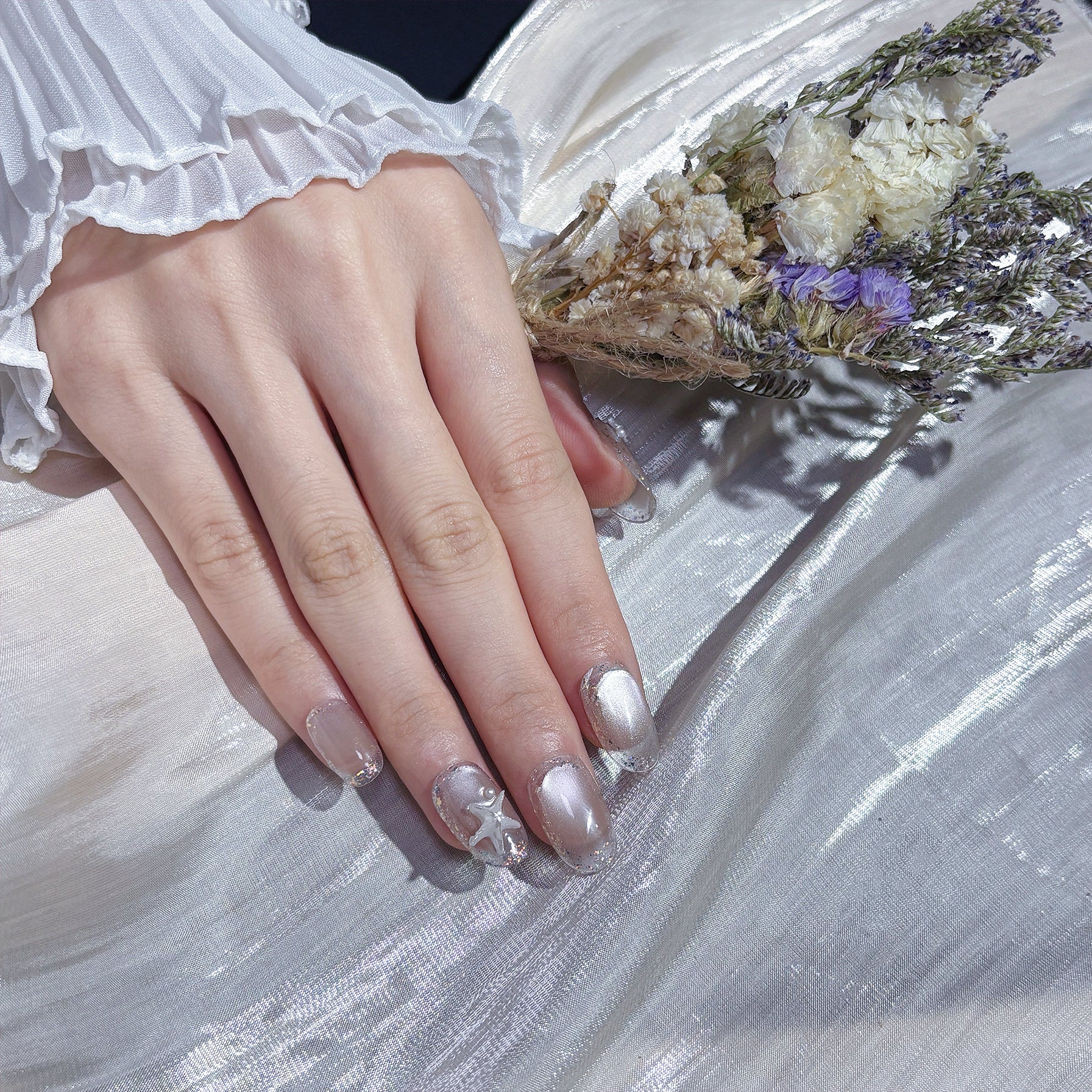 FASNAILS F64 Uñas Postizas Press On de Sirena con Ojo de Gato Uñas Cuadradas Cortas Diseños de Estrella de Mar 3D Perlas y Brillos Plateados Elegantes Uñas Falsas de Gel Estilo Mermaidcore Kit con Tabs adhesivos para uñas