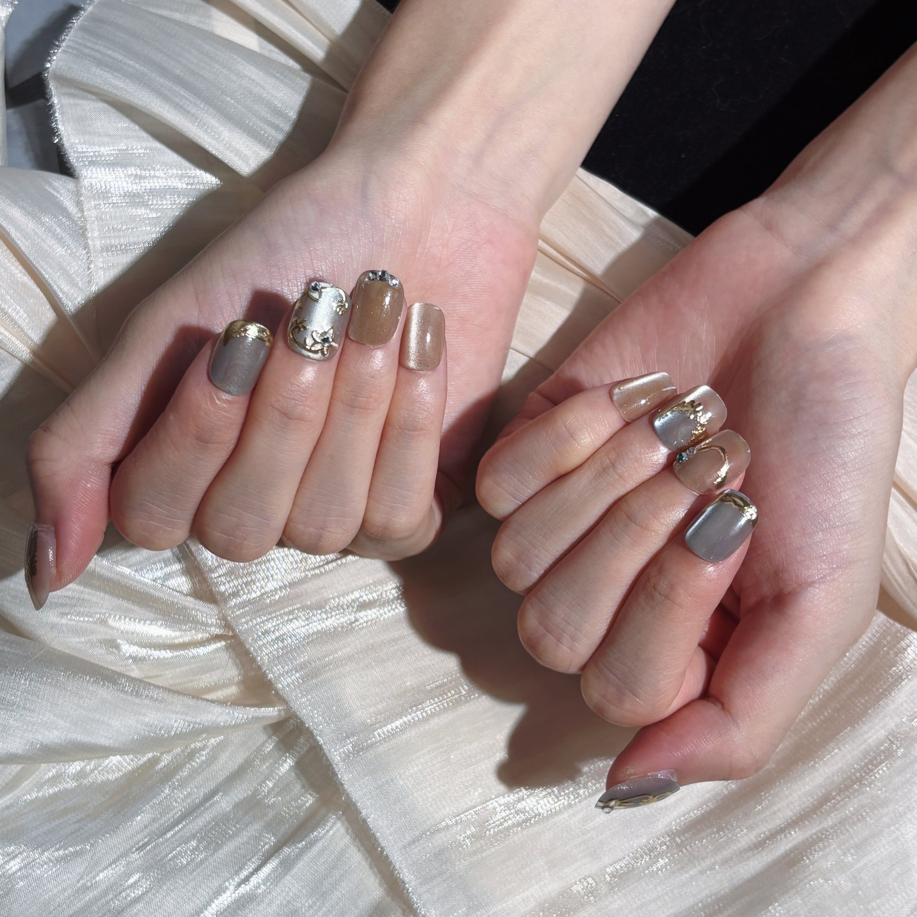 FASNAILS J09 Uñas Postizas Reutilizables Cortas Cuadradas con Efecto Ojo de Gato Champagne y Gris, Uñas Press On con Relieves Dorados Elegantes y Pedrería Brillante, Kit de Manicura Rápida de Lujo, Incluye 24 Piezas