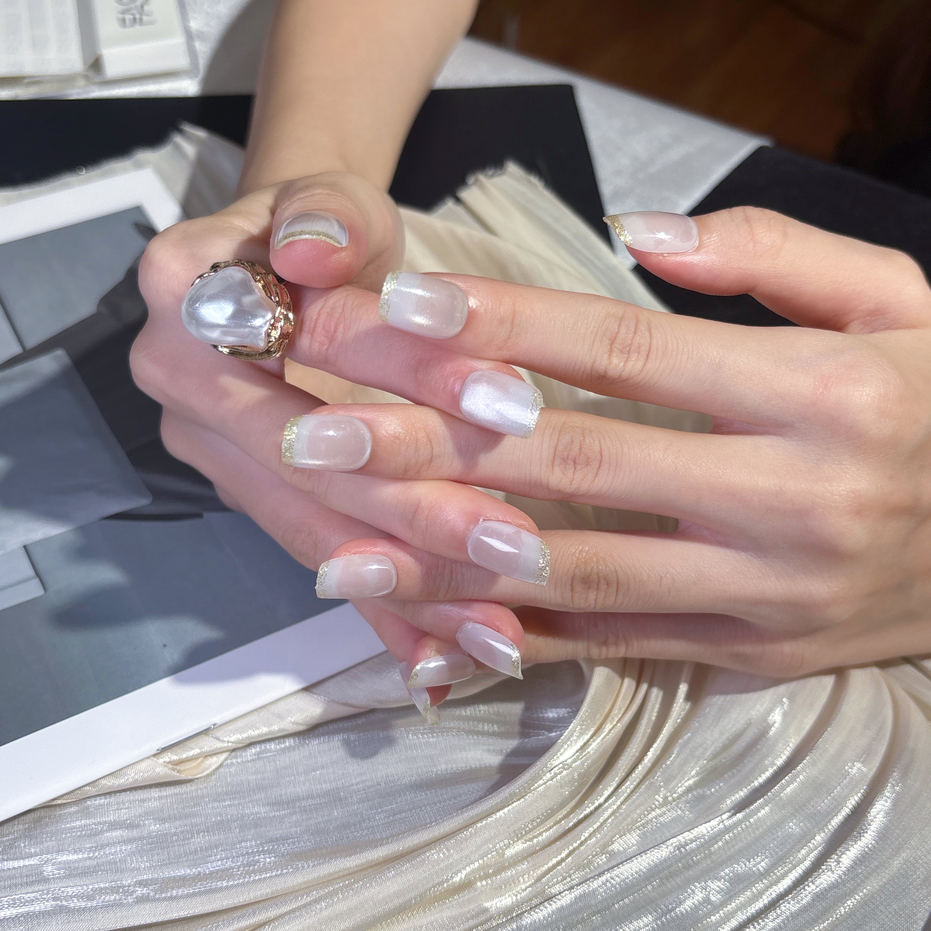 FASNAILS J10 Uñas Postizas Reutilizables Cortas Cuadradas con Efecto Ojo de Gato Blanco Perlado, Uñas Press On Francesas con Borde de Brillo Elegante, Kit de Manicura Rápida Clean Girl en Minutos, Incluye 24 Piezas