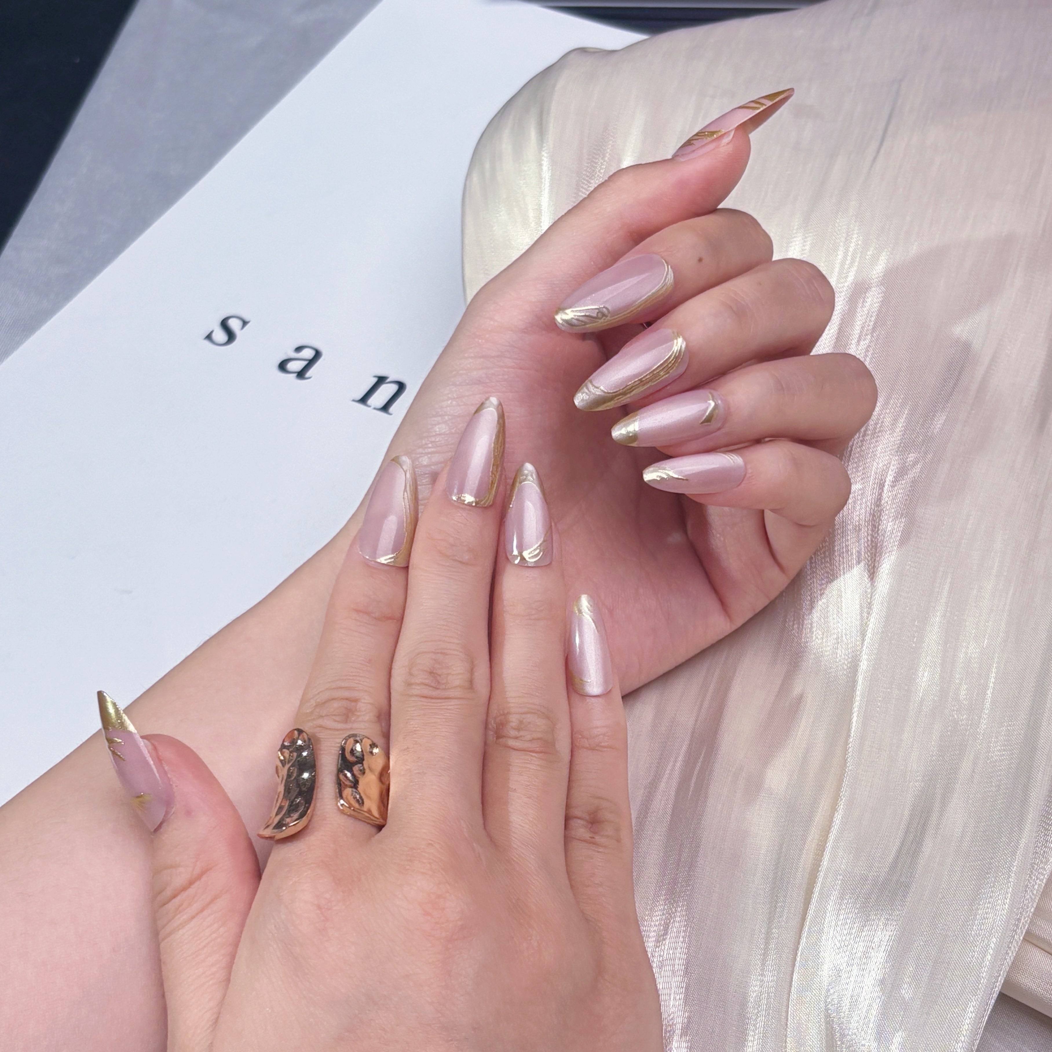FASNAILS J24 Uñas Postizas de Ensueño con Degradado Rosa Glaseado y Detalles Metálicos Dorados, Ajuste Perfecto en Segundos, Kit Completo Reutilizable de ABS Premium, 24 Piezas en 3 Tallas