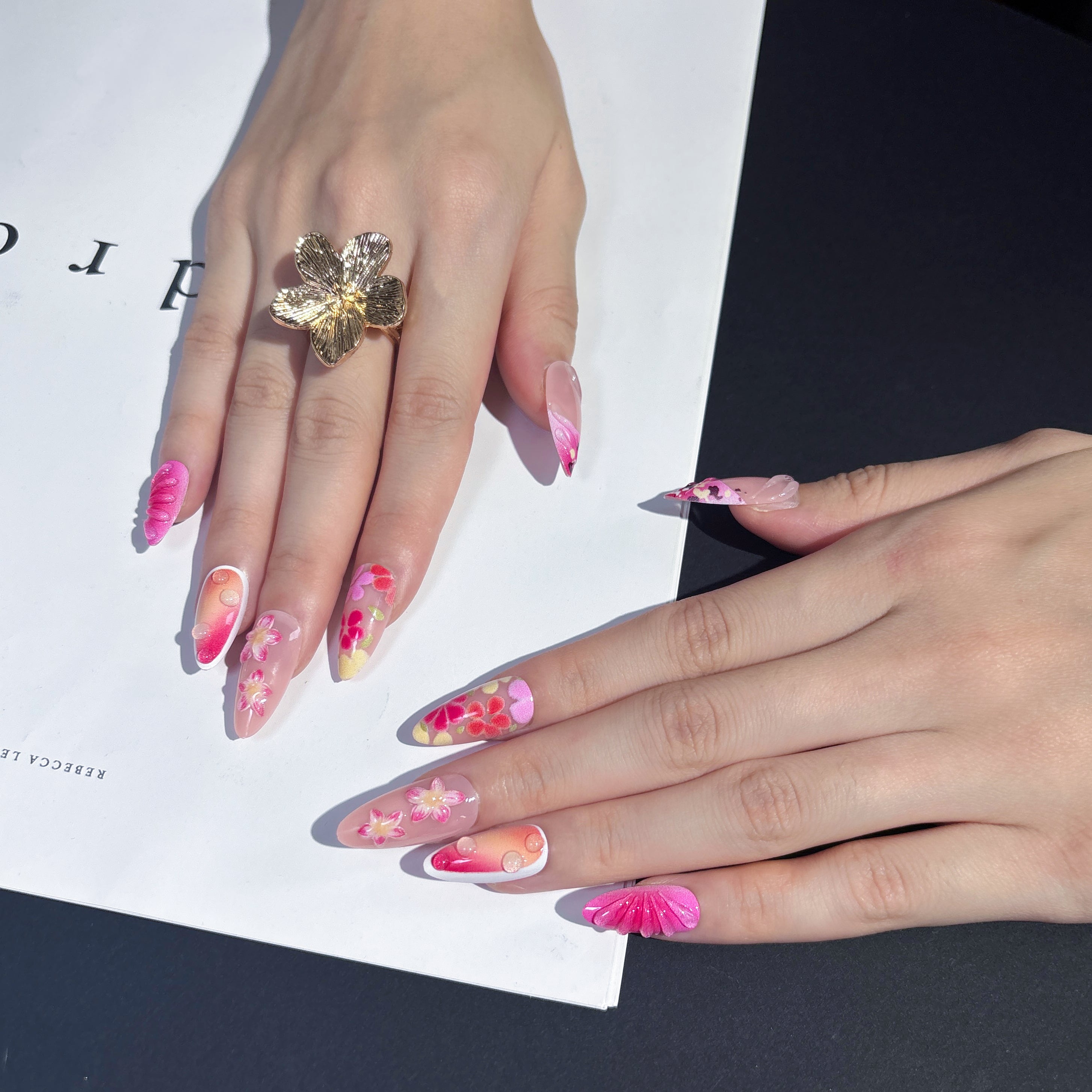 FASNAILS J12 Uñas Postizas Reutilizables de Punta Almendrada con Vibrantes Gradientes Rosa Coral, Uñas Press-On de Salón con Delicadas Flores 3D y Gotas de Agua, Manicura Casera Rápida y Fácil, Incluye 24 Piezas en 3 Tamaños Diferentes
