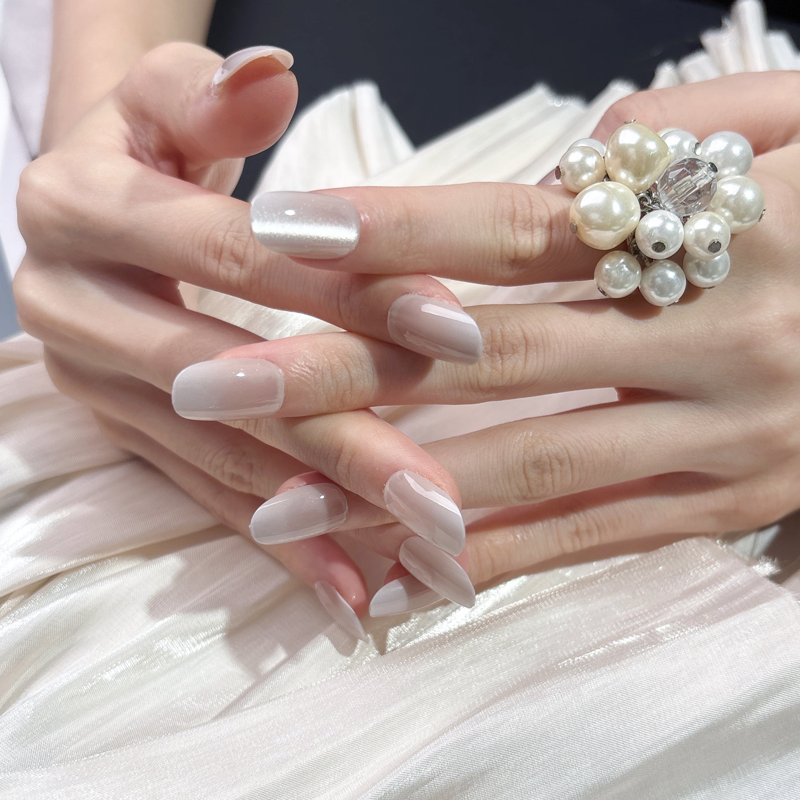 FASNAILS J18 Uñas Postizas Reutilizables Cortas Cuadradas con Efecto Ojo de Gato Blanco Perlado, Uñas Press On Glaseadas de Brillo Transparente Natural, Kit de Manicura Rápida Estilo Clean Girl, Incluye 24 Piezas