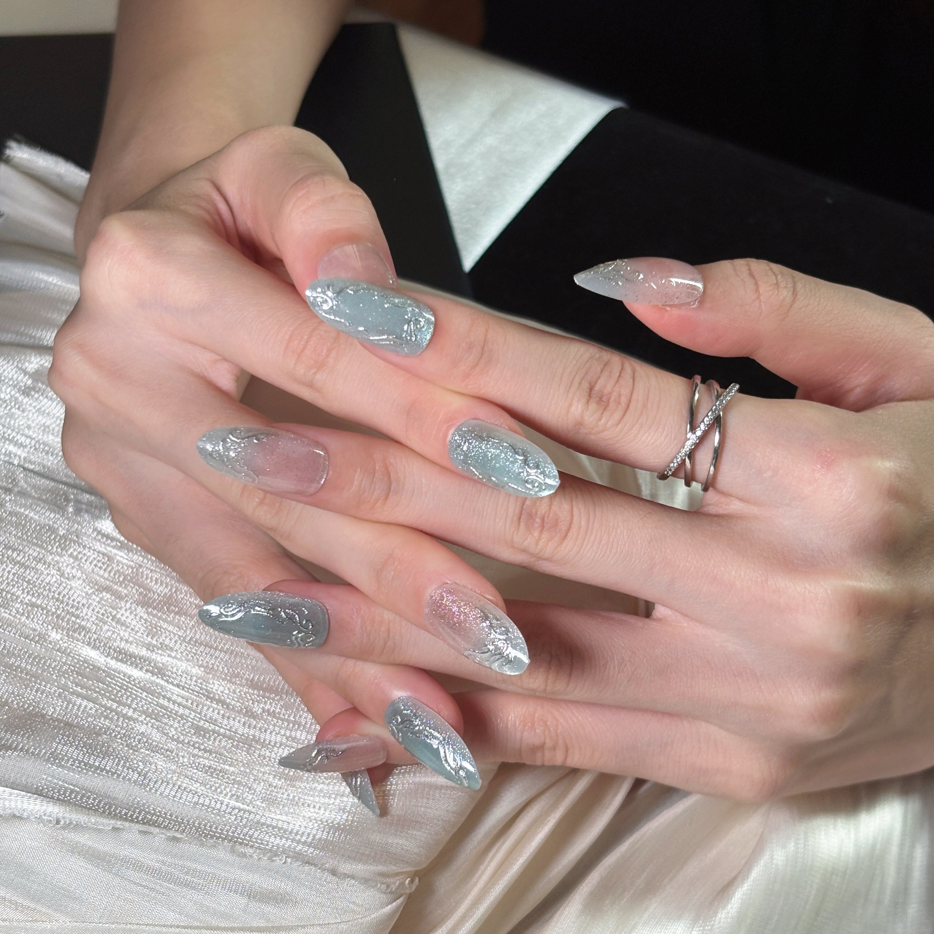 FASNAILS J06 Uñas Postizas Reutilizables de Almendra con Efecto de Metal Líquido 3D, Uñas Press On Plateadas y Azul Glacial con Brillo de Diamante, Kit de Manicura Rápida Futurista Y2K en Minutos, Incluye 24 Piezas en 3 Tamaños Diferentes