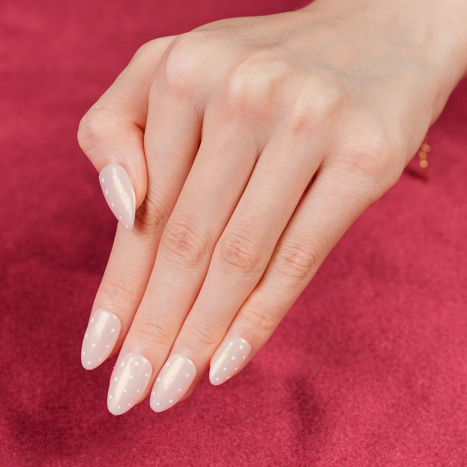 Fasnails Uñas Postizas Press On Glaseadas con Lunares Blancos Uñas Almendradas Nude Efecto Perlado Brillo Espejo Elegantes Uñas Falsas Reutilizables de Gel Estilo Coquette para Mujeres Diario Kit de Manicura con Pegamento