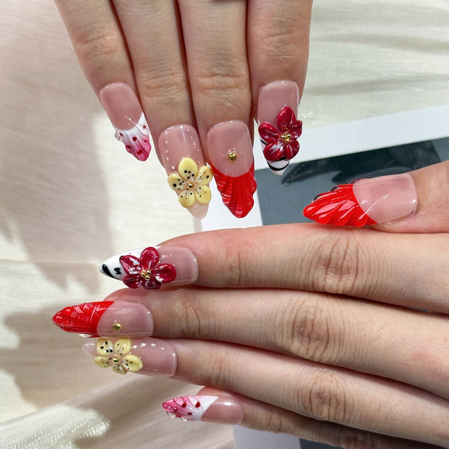 FASNAILS F34 Uñas Postizas Press On Artesanales con Flores 3D y Relieve Uñas Almendradas Stiletto Diseños de Flores Rojas y Amarillas Acabado de Lujo Elegantes Uñas Falsas Reutilizables de Gel Regalo para Mujeres Kit con Tabs adhesivos para uñas