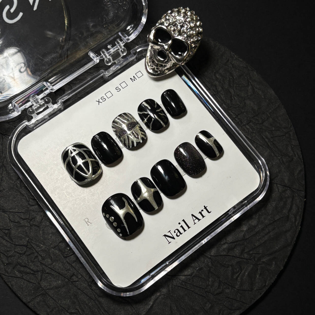 FASNAILS F69 Uñas Postizas Press On Artesanales Negro y Plata Uñas Cuadradas Cortas Efecto Metal Líquido con Diseños Góticos de Estrellas Metálicas Elegantes Uñas Falsas de Gel Grunge Kit con Tabs adhesivos para uñas