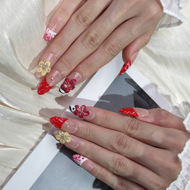 FASNAILS F34 Uñas Postizas Press On Artesanales con Flores 3D y Relieve Uñas Almendradas Stiletto Diseños de Flores Rojas y Amarillas Acabado de Lujo Elegantes Uñas Falsas Reutilizables de Gel Regalo para Mujeres Kit con Tabs adhesivos para uñas
