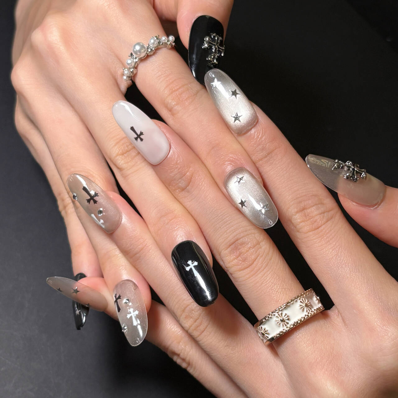FASNAILS F57 Uñas Postizas Press On Artesanales con Cruz Metálica Uñas Almendradas Largas Ojo de Gato Plata Negro y Blanco Diseños Góticos Cyberpunk Elegantes Uñas Falsas Gel Kit con Tabs adhesivos para uñas