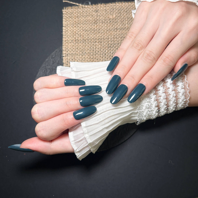 FASNAILS F58 Uñas Postizas Press On Verde Oscuro Uñas Almendradas Largas Color Verde Esmeralda Efecto Piel Blanca Clásicas y Elegantes Estilo Old Money Clean Girl Manicura Minimalista Reutilizables