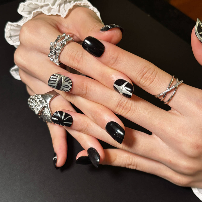 FASNAILS F69 Uñas Postizas Press On Artesanales Negro y Plata Uñas Cuadradas Cortas Efecto Metal Líquido con Diseños Góticos de Estrellas Metálicas Elegantes Uñas Falsas de Gel Grunge Kit con Tabs adhesivos para uñas