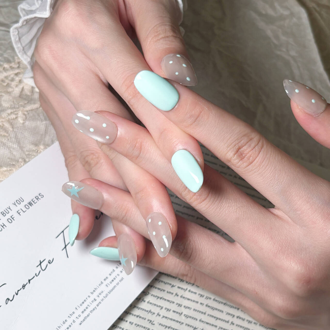 FASNAILS F43 Uñas Postizas Press On Artesanales Verde Menta Uñas Cuadradas Cortas Efecto Glaseado Perlado con Diseños de Estrellas y Lunares Estilo Y2K Elegantes Uñas Falsas de Gel Kit con Tabs adhesivos para uñas