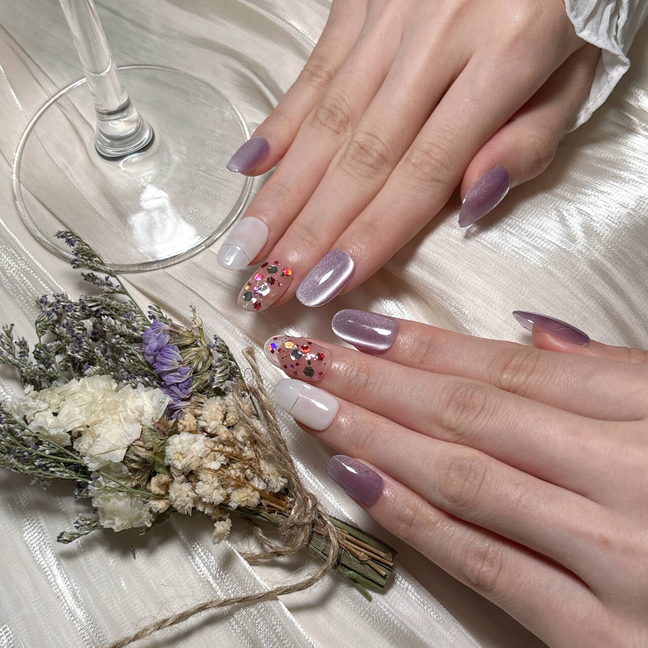 FASNAILS F66 Uñas Postizas Press On Artesanales Ojo de Gato Morado Uñas Cuadradas Cortas con Diseños de Glitter Brillante y Manicura Francesa Minimalista Elegantes Uñas Falsas de Gel Kit con Tabs adhesivos para uñas