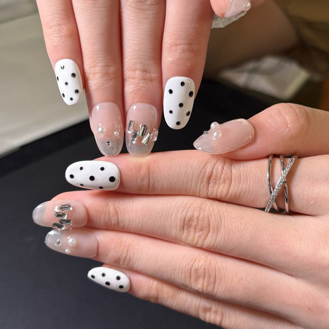 FASNAILS F49 Uñas Postizas Press On Artesanales con Cristales Y Perlas Uñas Cuadradas Cortas Nude Diseños Retro de Lunares Blanco y Negro Elegantes Uñas Falsas de Gel Estilo Coquette Kit con Tabs adhesivos para uñas