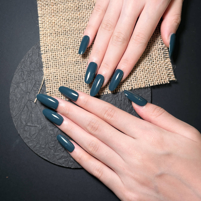 FASNAILS F58 Uñas Postizas Press On Verde Oscuro Uñas Almendradas Largas Color Verde Esmeralda Efecto Piel Blanca Clásicas y Elegantes Estilo Old Money Clean Girl Manicura Minimalista Reutilizables