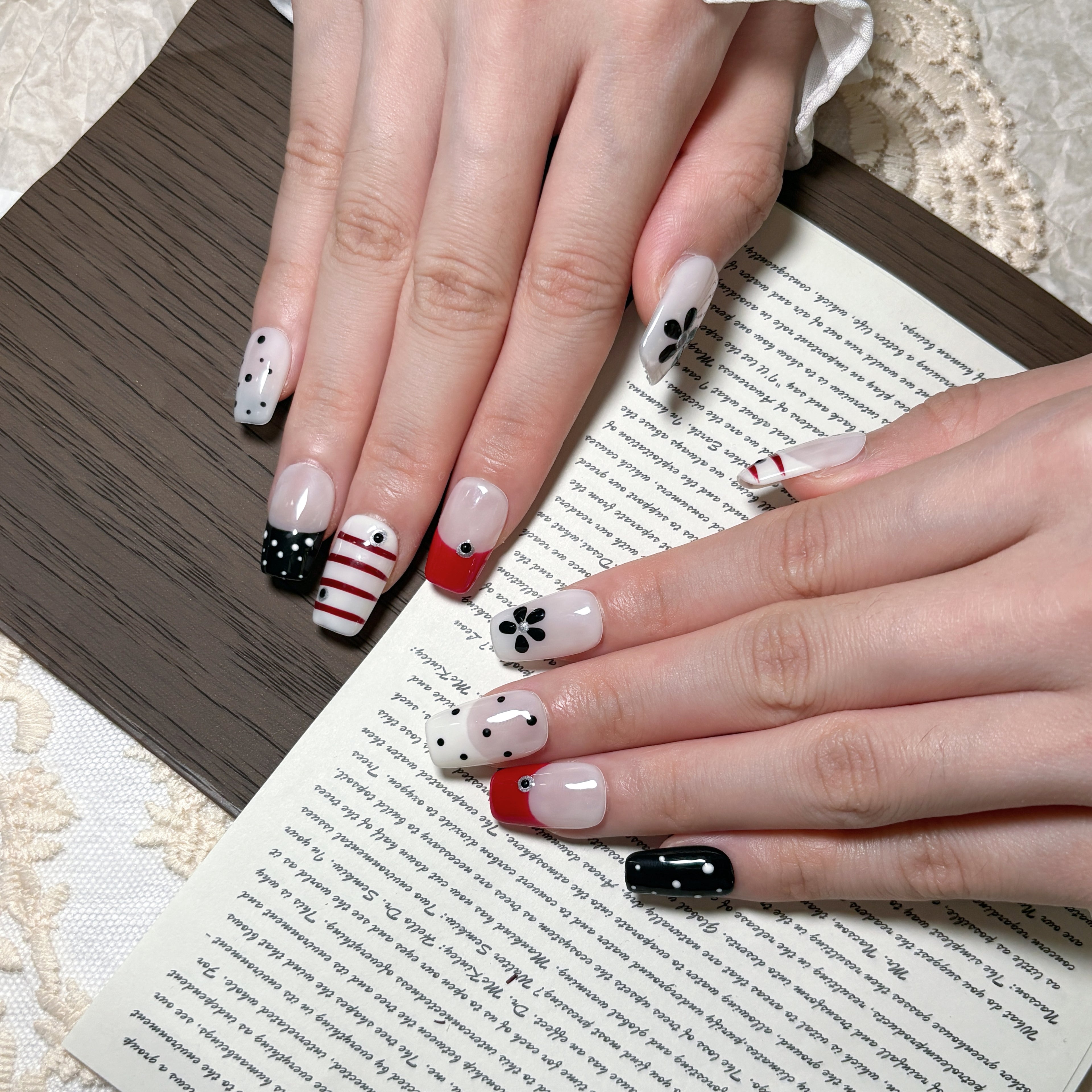 FASNAILS F45 Uñas Postizas Press On Artesanales con Flores y Rayas Uñas Cuadradas Cortas Manicura Francesa Roja y Negra Diseños Retro de Lunares Elegantes Uñas Falsas de Gel Estilo Pop Art para Mujeres Kit con Tabs adhesivos para uñas