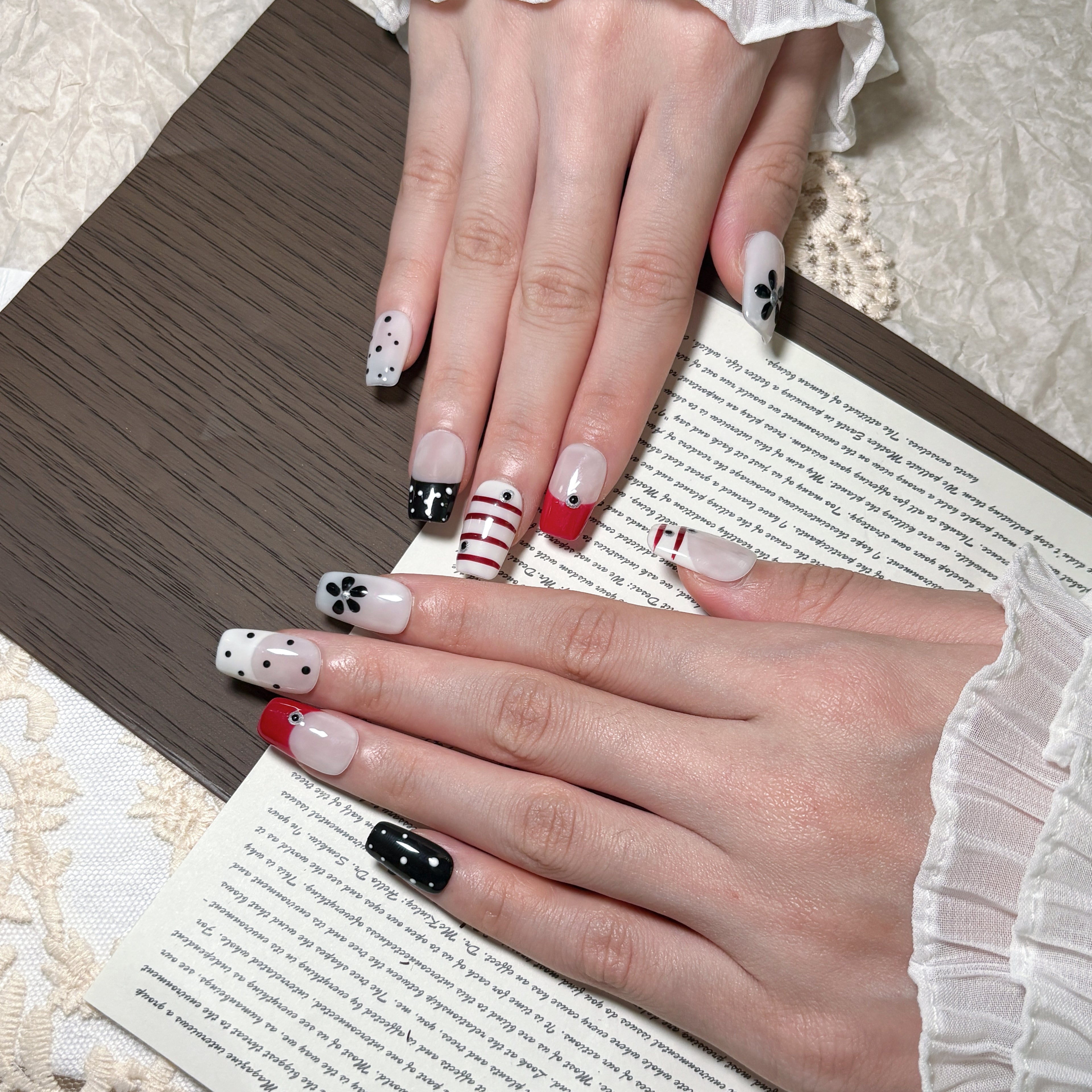 FASNAILS F45 Uñas Postizas Press On Artesanales con Flores y Rayas Uñas Cuadradas Cortas Manicura Francesa Roja y Negra Diseños Retro de Lunares Elegantes Uñas Falsas de Gel Estilo Pop Art para Mujeres Kit con Tabs adhesivos para uñas