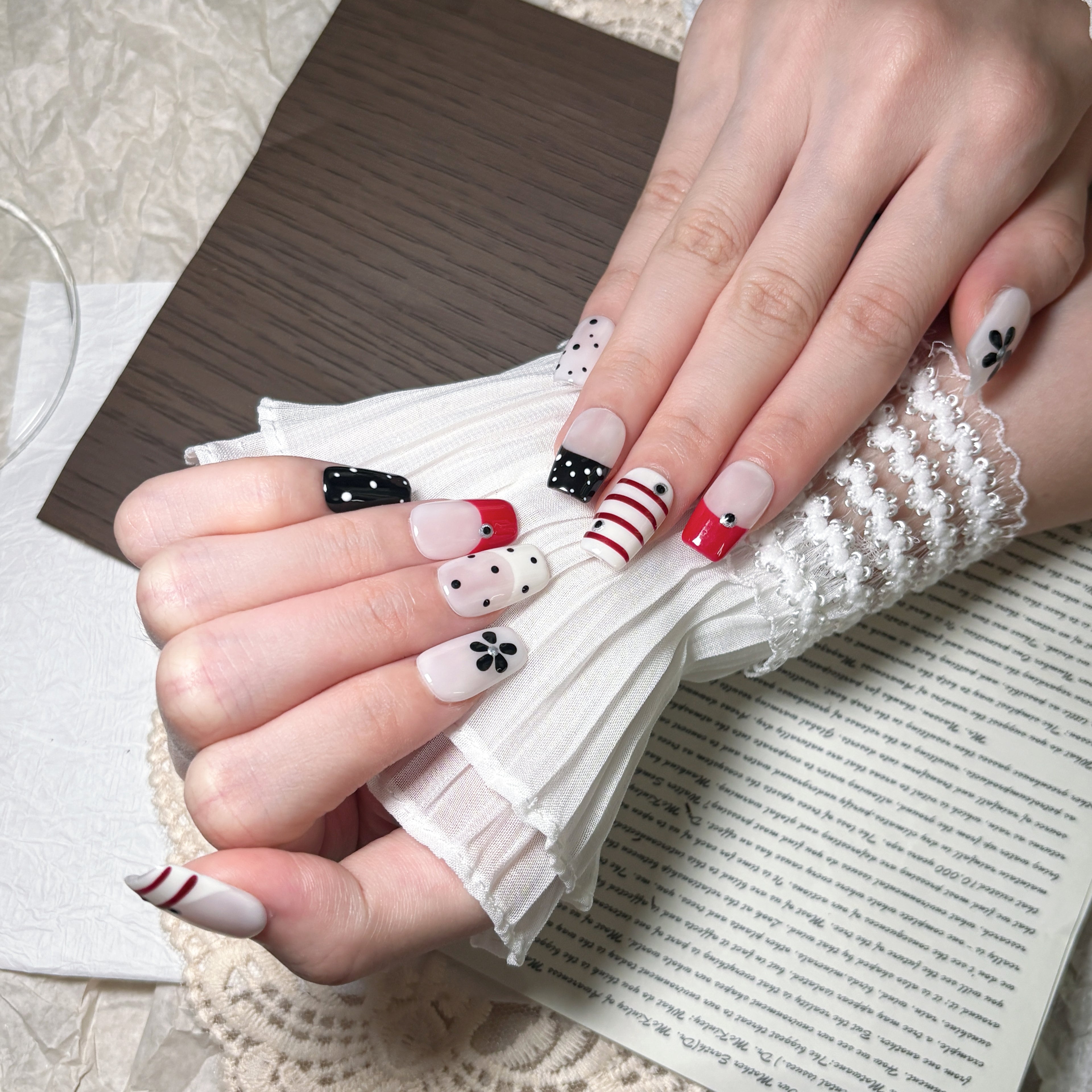 FASNAILS F45 Uñas Postizas Press On Artesanales con Flores y Rayas Uñas Cuadradas Cortas Manicura Francesa Roja y Negra Diseños Retro de Lunares Elegantes Uñas Falsas de Gel Estilo Pop Art para Mujeres Kit con Tabs adhesivos para uñas