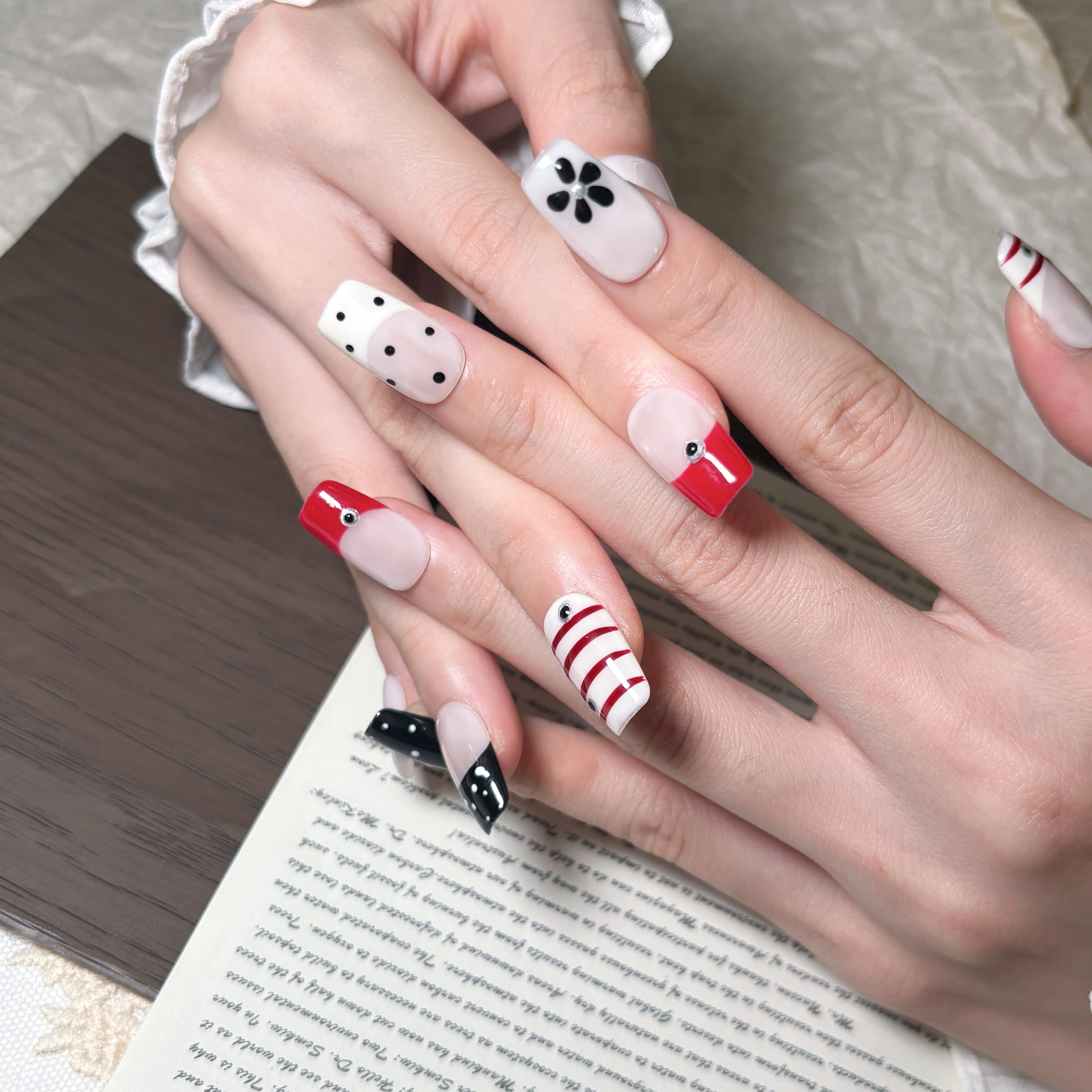 FASNAILS F45 Uñas Postizas Press On Artesanales con Flores y Rayas Uñas Cuadradas Cortas Manicura Francesa Roja y Negra Diseños Retro de Lunares Elegantes Uñas Falsas de Gel Estilo Pop Art para Mujeres Kit con Tabs adhesivos para uñas