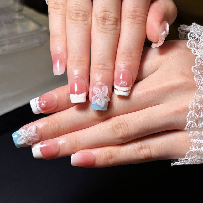 FASNAILS F35 Uñas Postizas Press On Artesanales con Flores 3D y Perlas Uñas Cuadradas Cortas Efecto Rubor Rosa y Manicura Francesa Diseños Elegantes de Lujo Uñas Falsas de Gel Estilo Coquette para Mujeres Kit con Tabs adhesivos para uñas