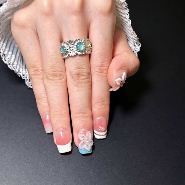 FASNAILS F35 Uñas Postizas Press On Artesanales con Flores 3D y Perlas Uñas Cuadradas Cortas Efecto Rubor Rosa y Manicura Francesa Diseños Elegantes de Lujo Uñas Falsas de Gel Estilo Coquette para Mujeres Kit con Tabs adhesivos para uñas