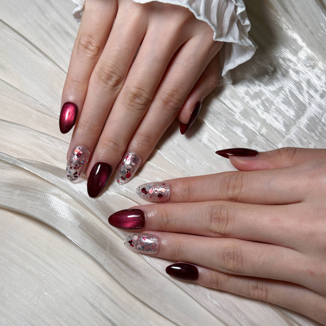 FASNAILS F73 Uñas Postizas Press On Artesanales Ojo de Gato Color Vino Uñas Almendradas Diseños Elegantes con Glitter y Lentejuelas Brillantes Efecto Piel Blanca Uñas Falsas de Gel Kit con Tabs adhesivos para uñas