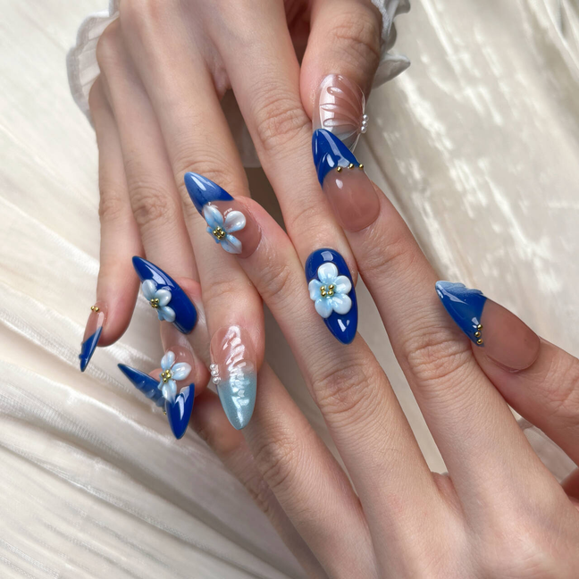 FASNAILS F71 Uñas Postizas Press On Artesanales con Flores 3D Uñas Almendradas Largas Diseños Elegantes de Relieve y Gotas de Agua Manicura Francesa Azul Degradado Reutilizables Estilo Coquette Kit con Tabs adhesivos para uñas
