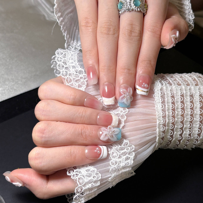 FASNAILS F35 Uñas Postizas Press On Artesanales con Flores 3D y Perlas Uñas Cuadradas Cortas Efecto Rubor Rosa y Manicura Francesa Diseños Elegantes de Lujo Uñas Falsas de Gel Estilo Coquette para Mujeres Kit con Tabs adhesivos para uñas