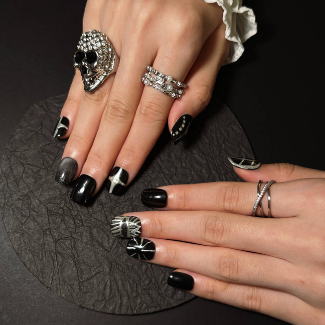 FASNAILS F69 Uñas Postizas Press On Artesanales Negro y Plata Uñas Cuadradas Cortas Efecto Metal Líquido con Diseños Góticos de Estrellas Metálicas Elegantes Uñas Falsas de Gel Grunge Kit con Tabs adhesivos para uñas