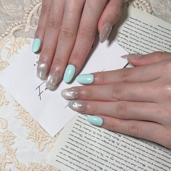 FASNAILS F43 Uñas Postizas Press On Artesanales Verde Menta Uñas Cuadradas Cortas Efecto Glaseado Perlado con Diseños de Estrellas y Lunares Estilo Y2K Elegantes Uñas Falsas de Gel Kit con Tabs adhesivos para uñas