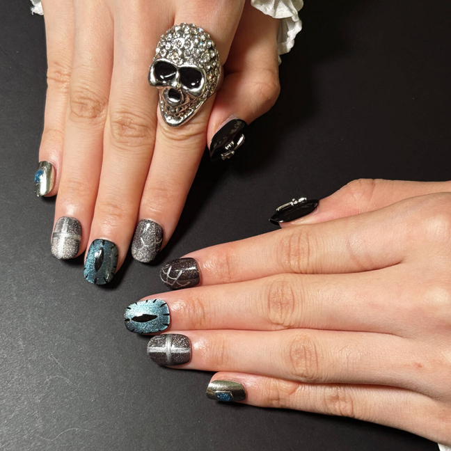 FASNAILS F63 Uñas Postizas Press On Artesanales Ojo de Gato Diseños de Ojo de Dragón y Cruz Metálica Uñas Cuadradas Cortas Negro y Plata Góticas Cyberpunk Elegantes Uñas Falsas de Gel Kit con Tabs adhesivos para uñas